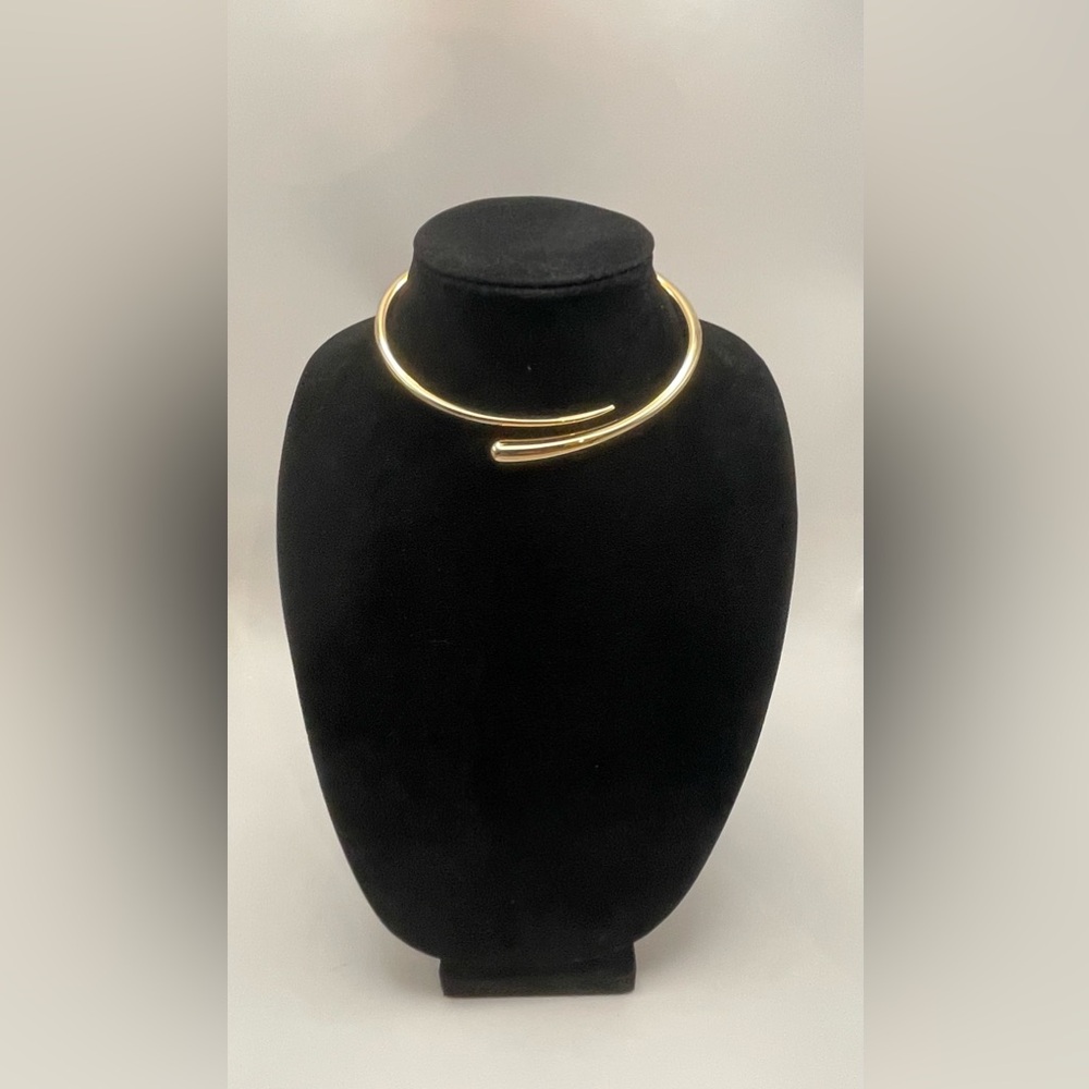 Gold tone statement choker necklace